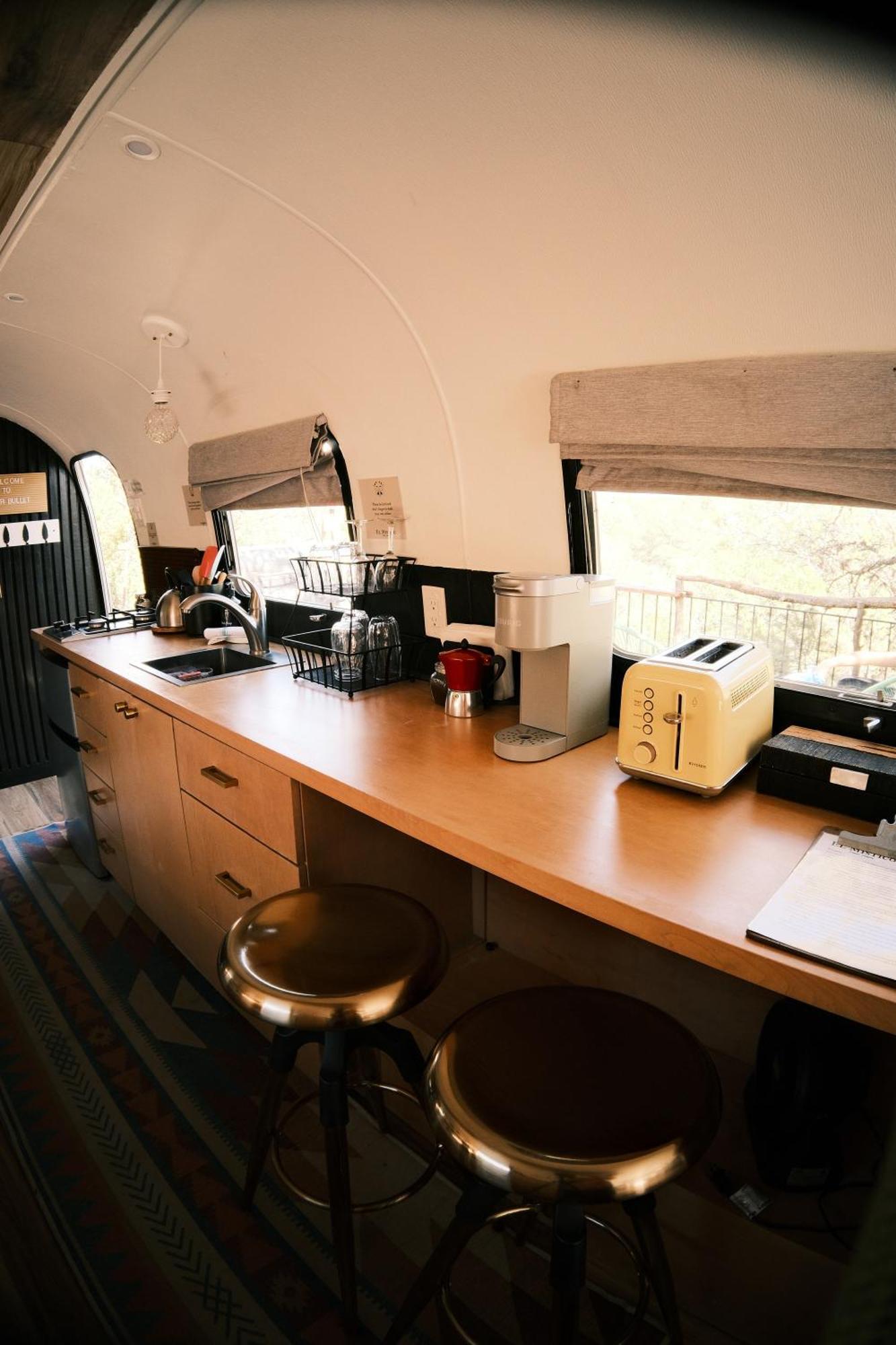 Silver Bullet Airstream, El Mistico Glamping Ranch Nogal Exterior foto