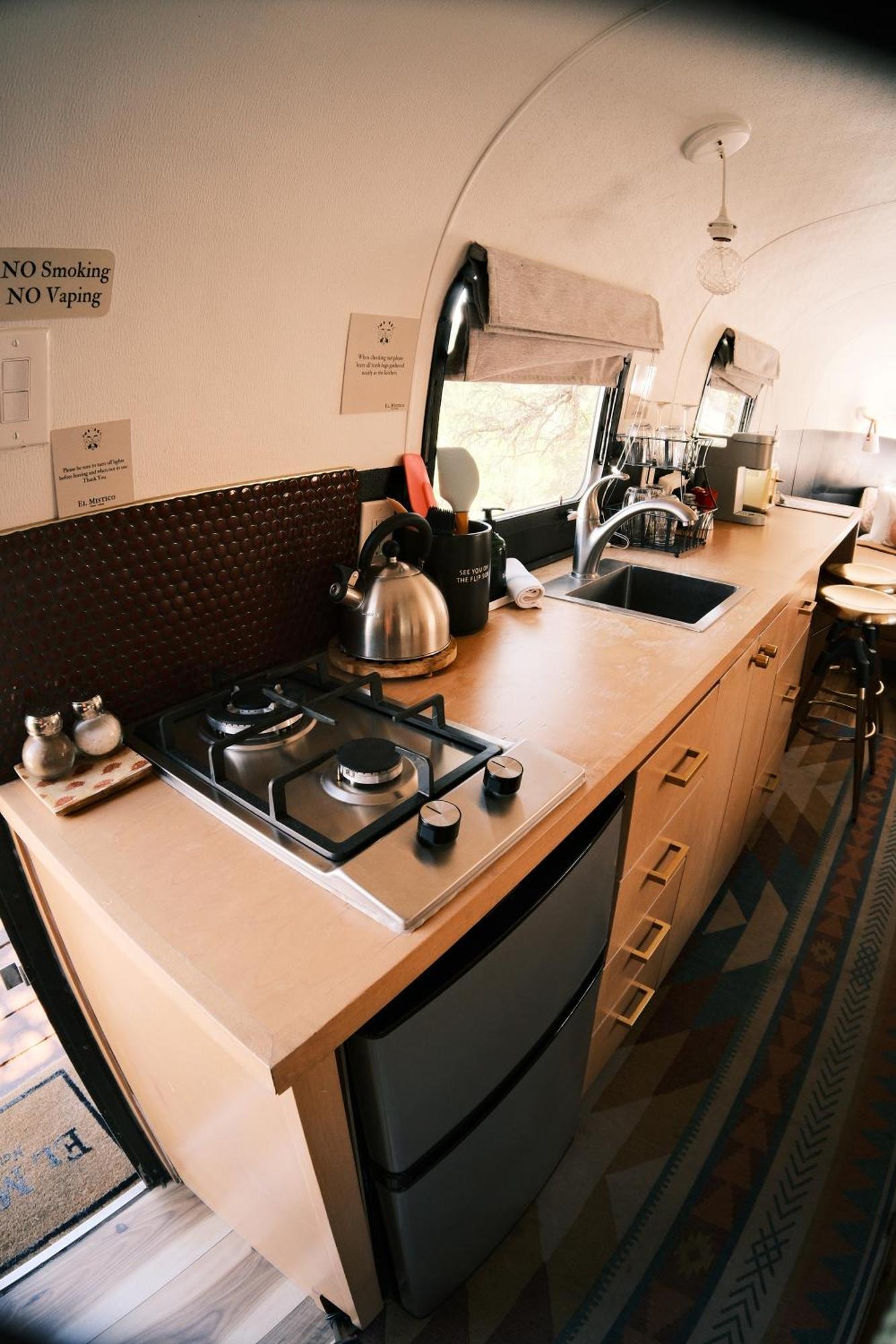 Silver Bullet Airstream, El Mistico Glamping Ranch Nogal Exterior foto