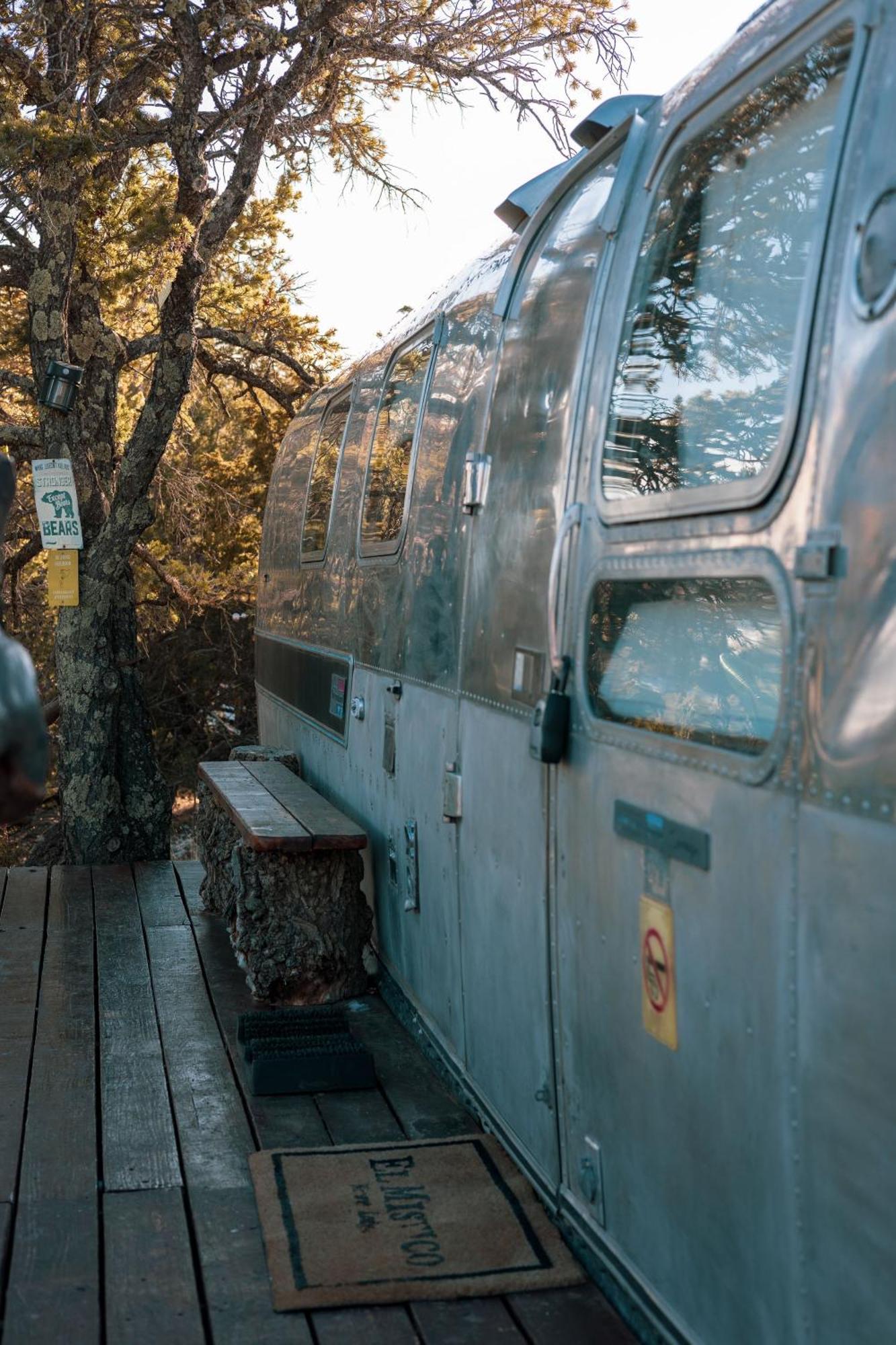 Silver Bullet Airstream, El Mistico Glamping Ranch Nogal Exterior foto